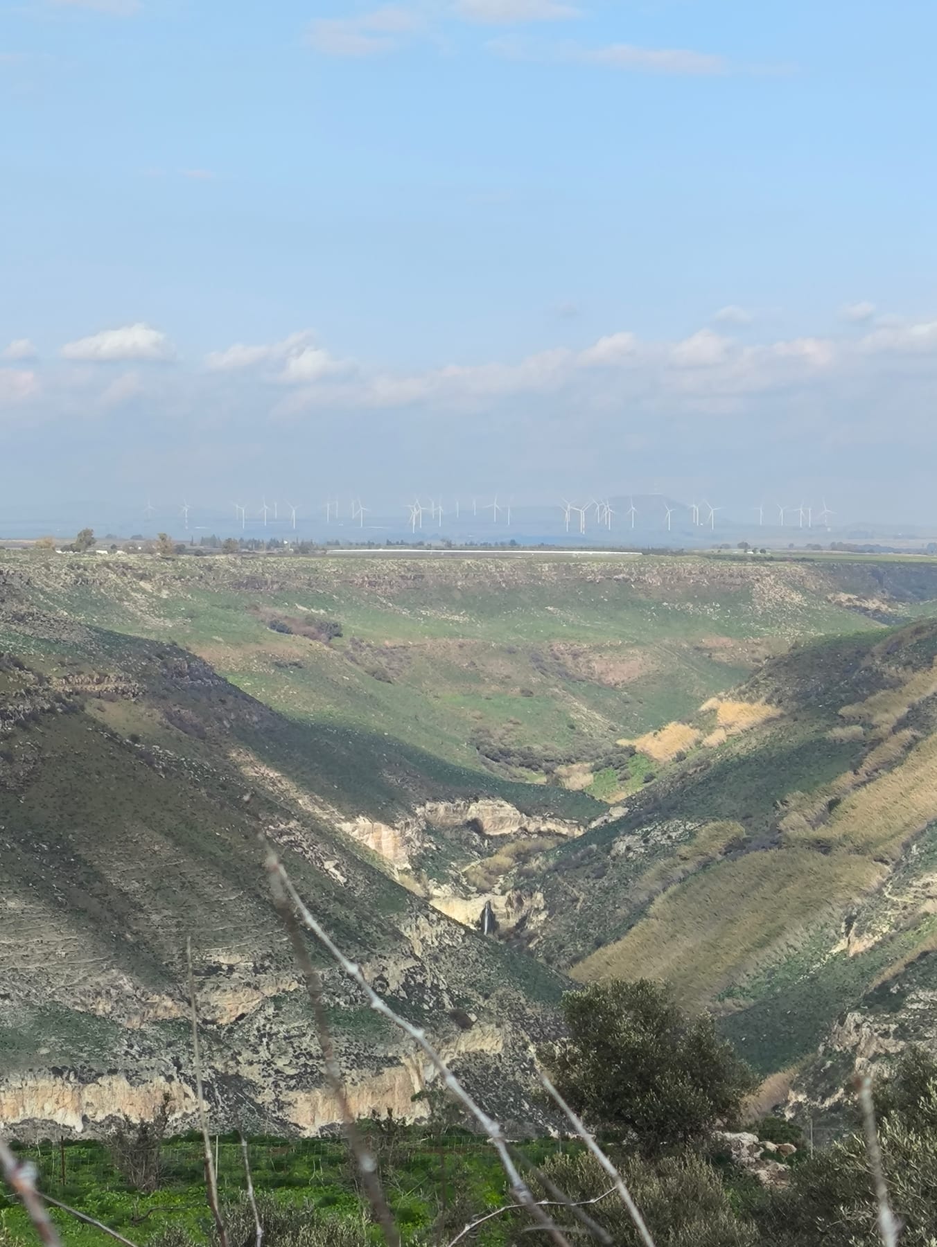 הקניון והנוף הפתוח של רמת הגולן